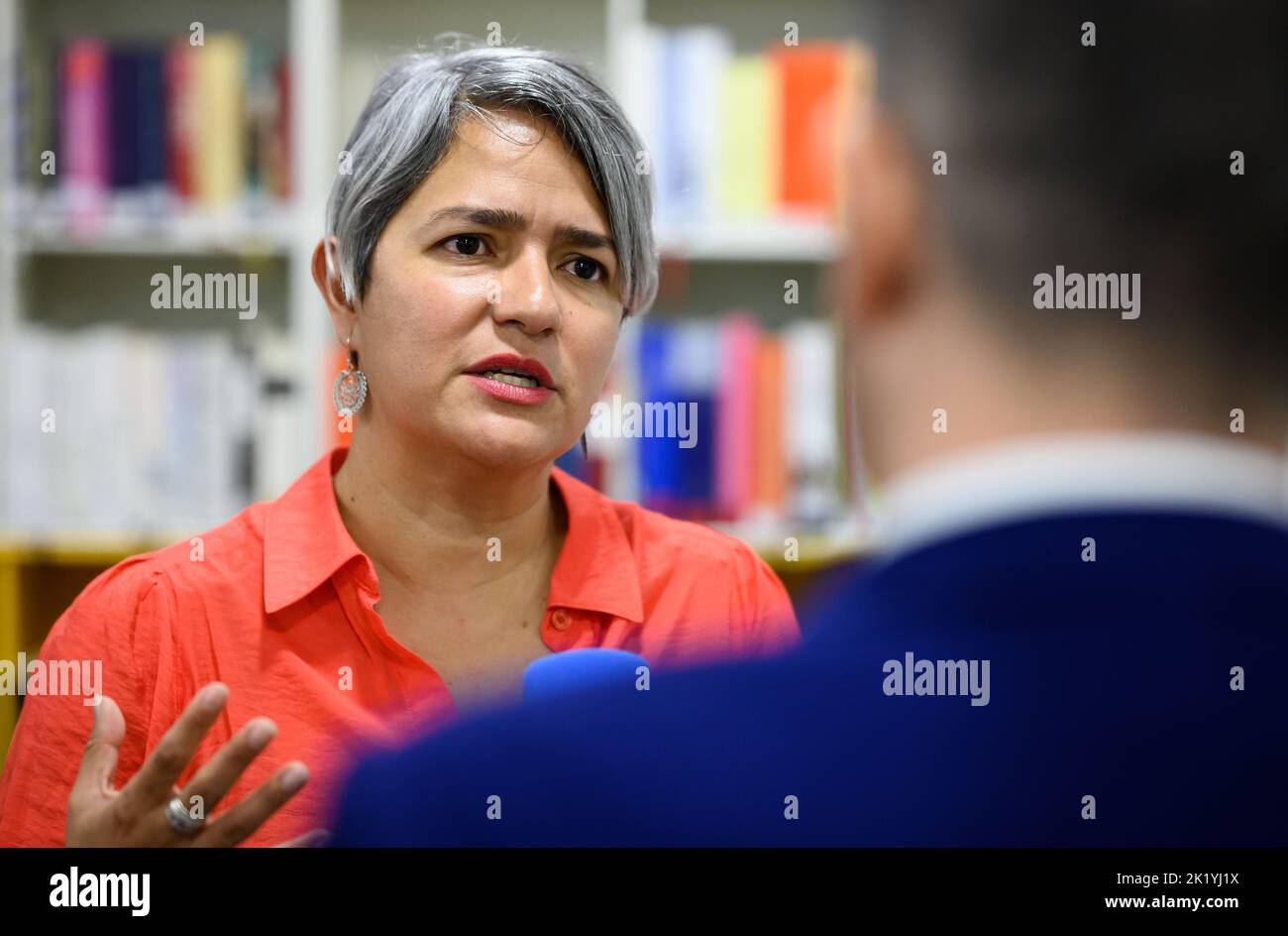 Mexiko Stadt, Mexiko. 21. September 2022. Karla Quintana Osuna, Leiterin der suchkommission, wird vor einem Gespräch von Bundespräsident Steinmeier und seiner Frau mit Experten und Verwandten zum Thema Verschwindenlassen am Goethe-Institut interviewt. Präsident Steinmeier und seine Frau sind zu einem zweitägigen Besuch in Mexiko. Quelle: Bernd von Jutrczenka/dpa/Alamy Live News Stockfoto