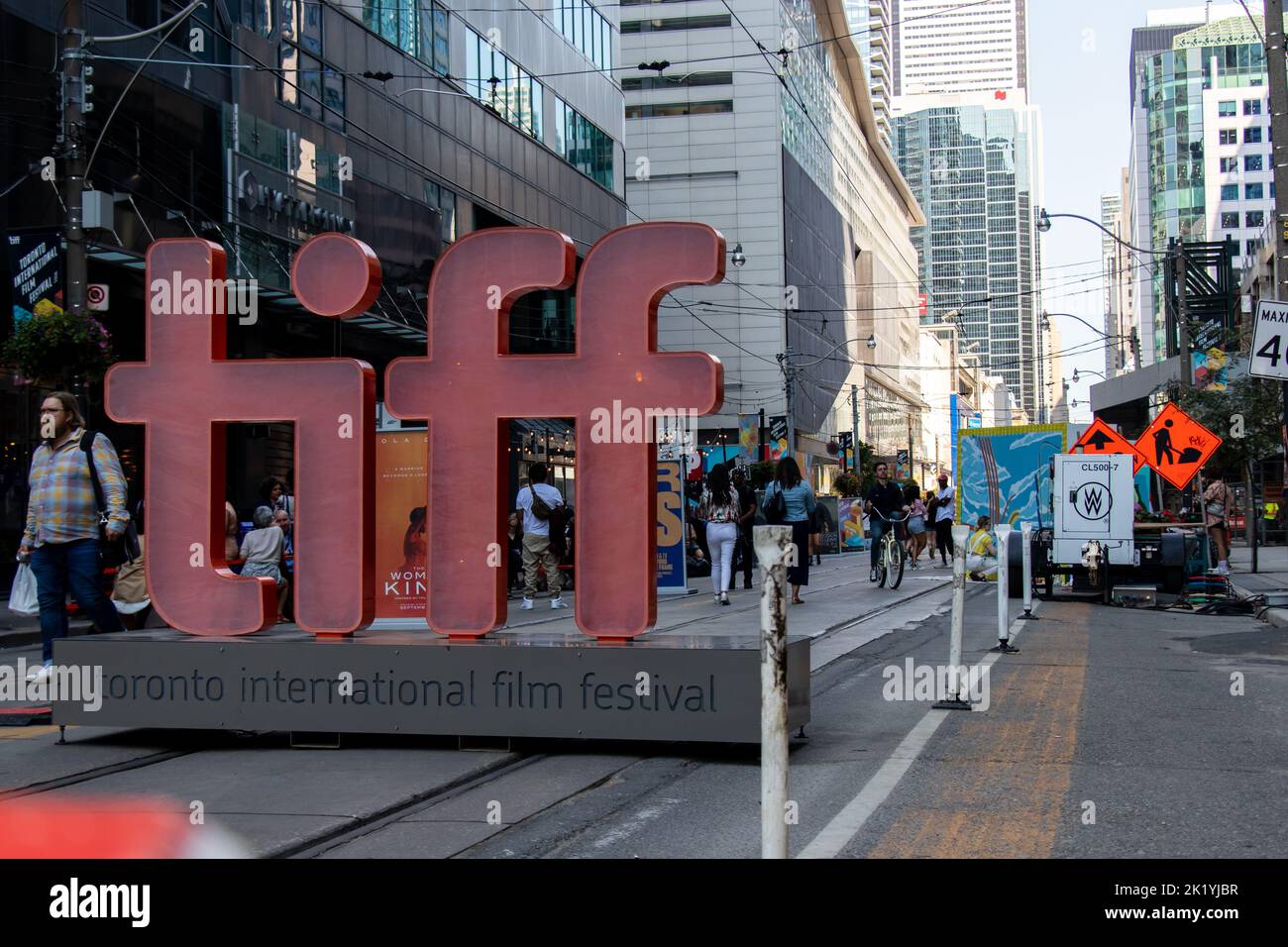 Ein TIFF, Toronto International Film Festival Schild am Eingang zur King St. während des Tages beim beliebten Filmfestival in der Innenstadt von Toronto. Stockfoto
