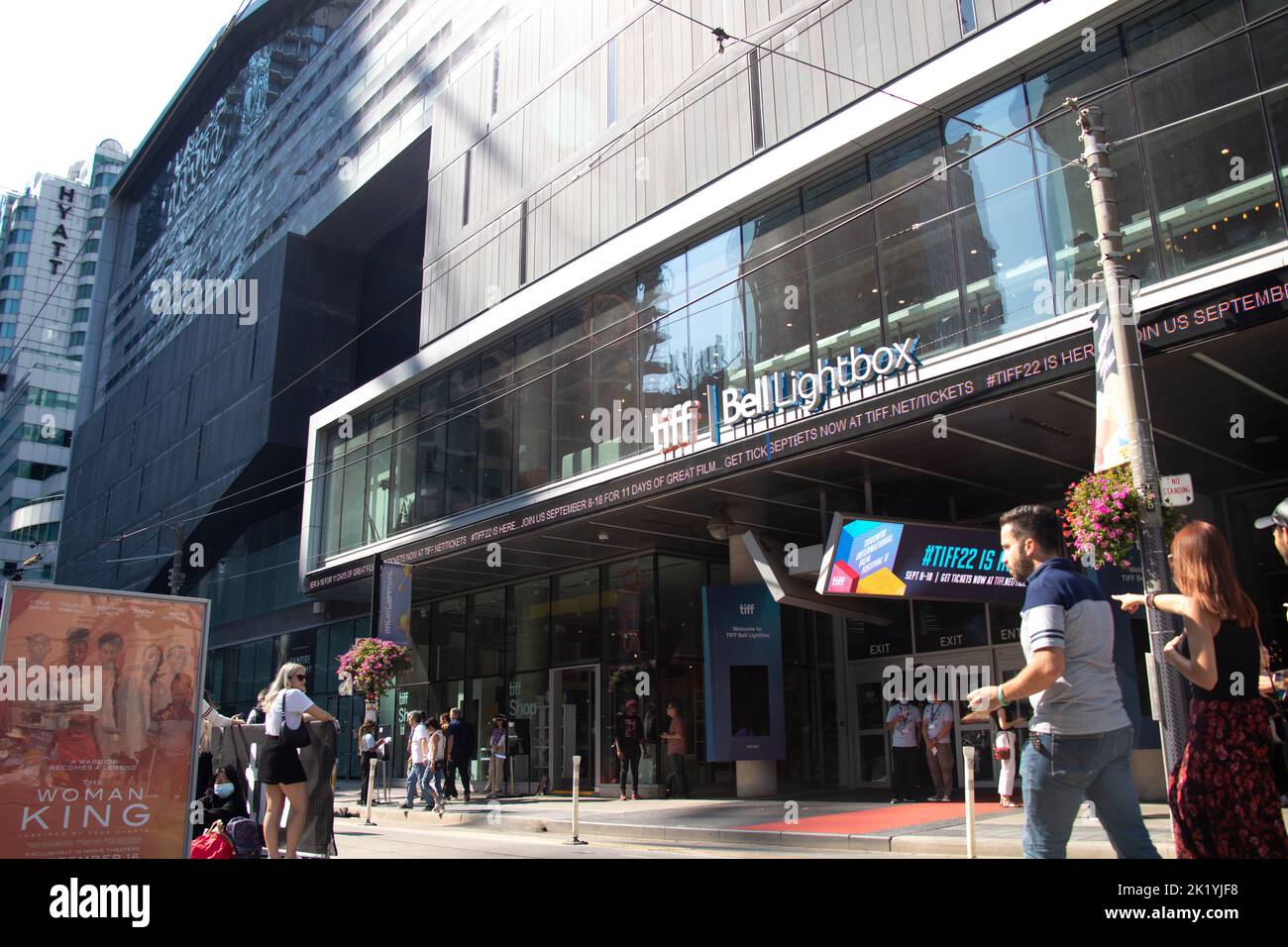 Am Eingang der TIFF Bell Lightbox, dem Veranstaltungsort des Toronto International Film Festival und dem Hauptschauhaus für die jährliche Veranstaltung, kommen Besucher vorbei. Stockfoto