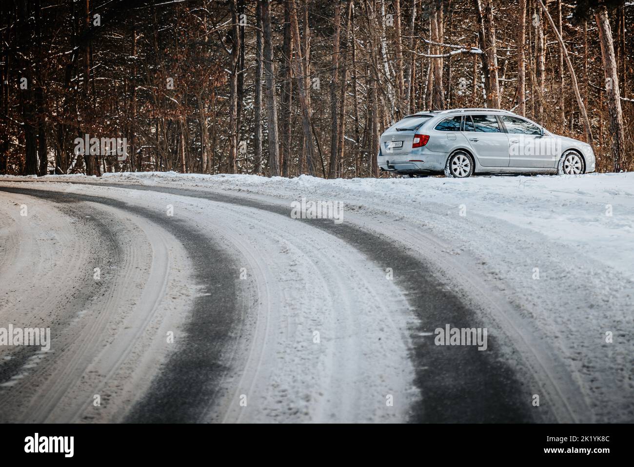 Verschneite Straße mit Eis, in Prag, Tschechische Republik, 13. Februar 2021. (CTK Photo/Martin Macak Gregor) Stockfoto