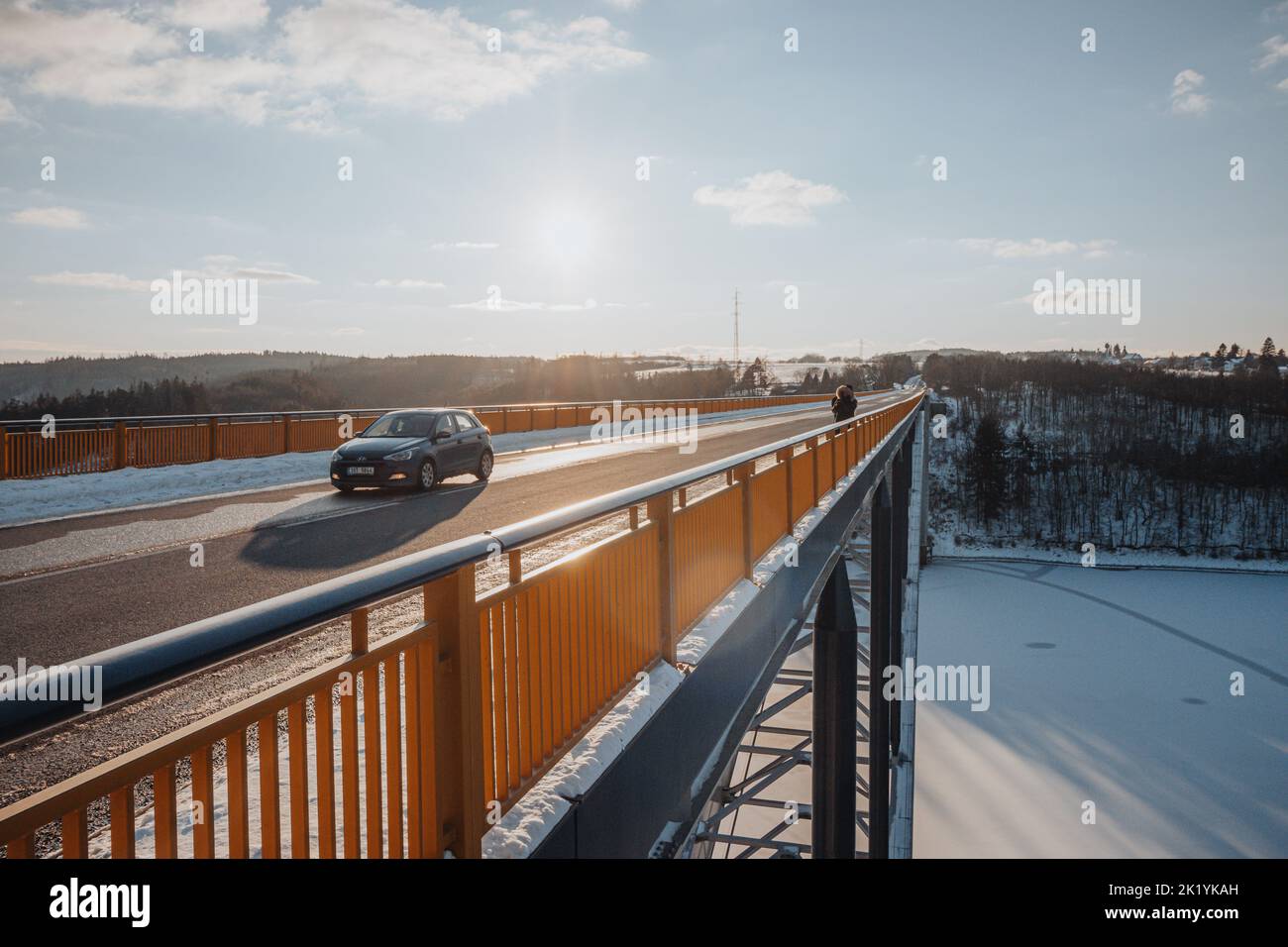 Brücke über Damm im Winter, in Prag, Tschechische Republik, 13. Februar 2021. (CTK Photo/Martin Macak Gregor) Stockfoto