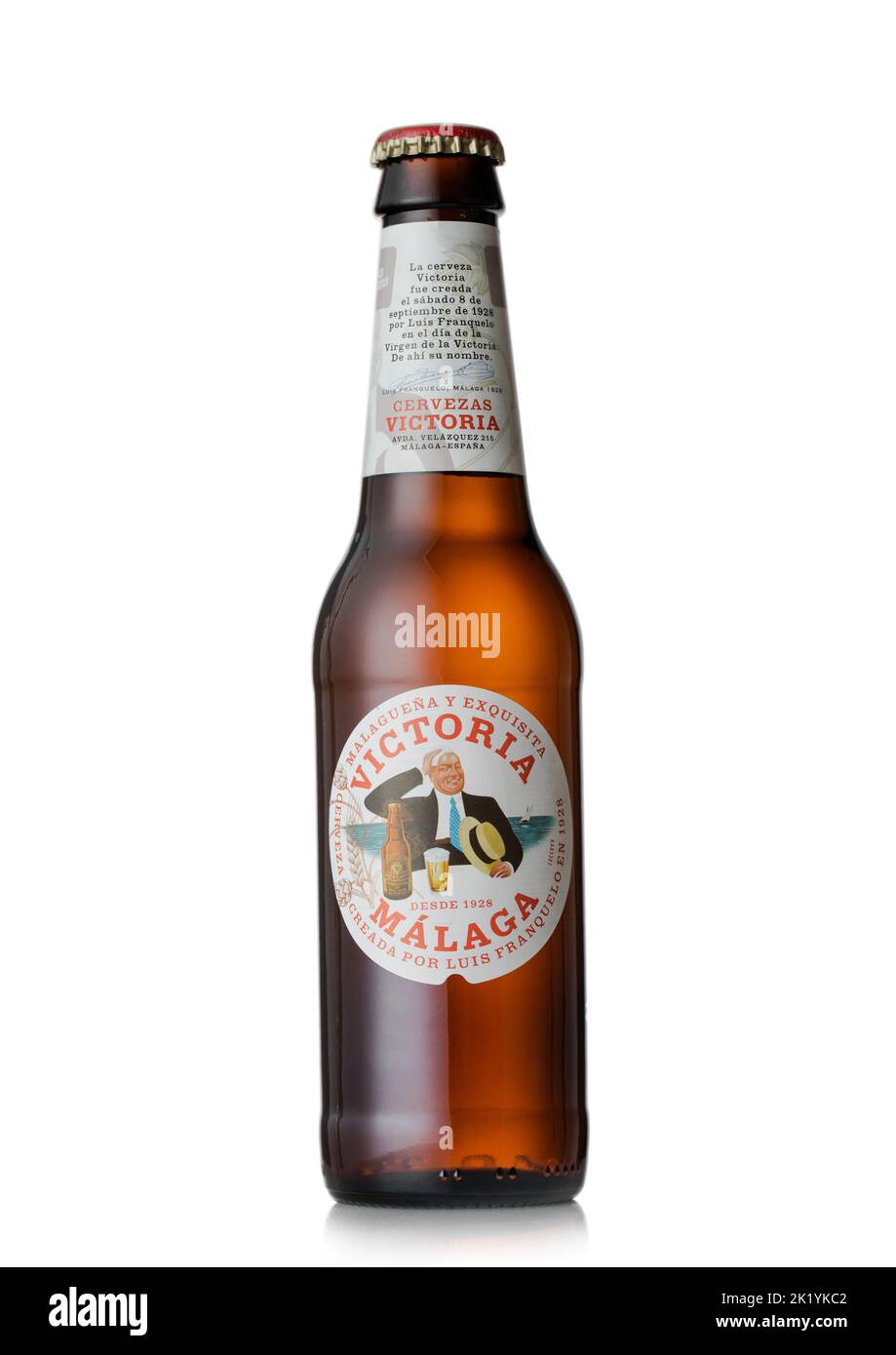 LONDON, Großbritannien - 10. AUGUST 2022: Flasche Victoria Malaga Lagerbier auf Weiß. Stockfoto