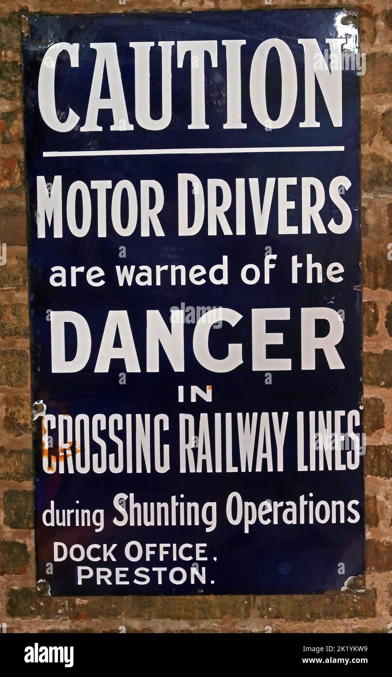 Vorsicht, Motortreiber, werden gewarnt vor, Gefahr, in, Bahnübergang, während Rangierarbeiten, Hafenbüro, Preston Stockfoto