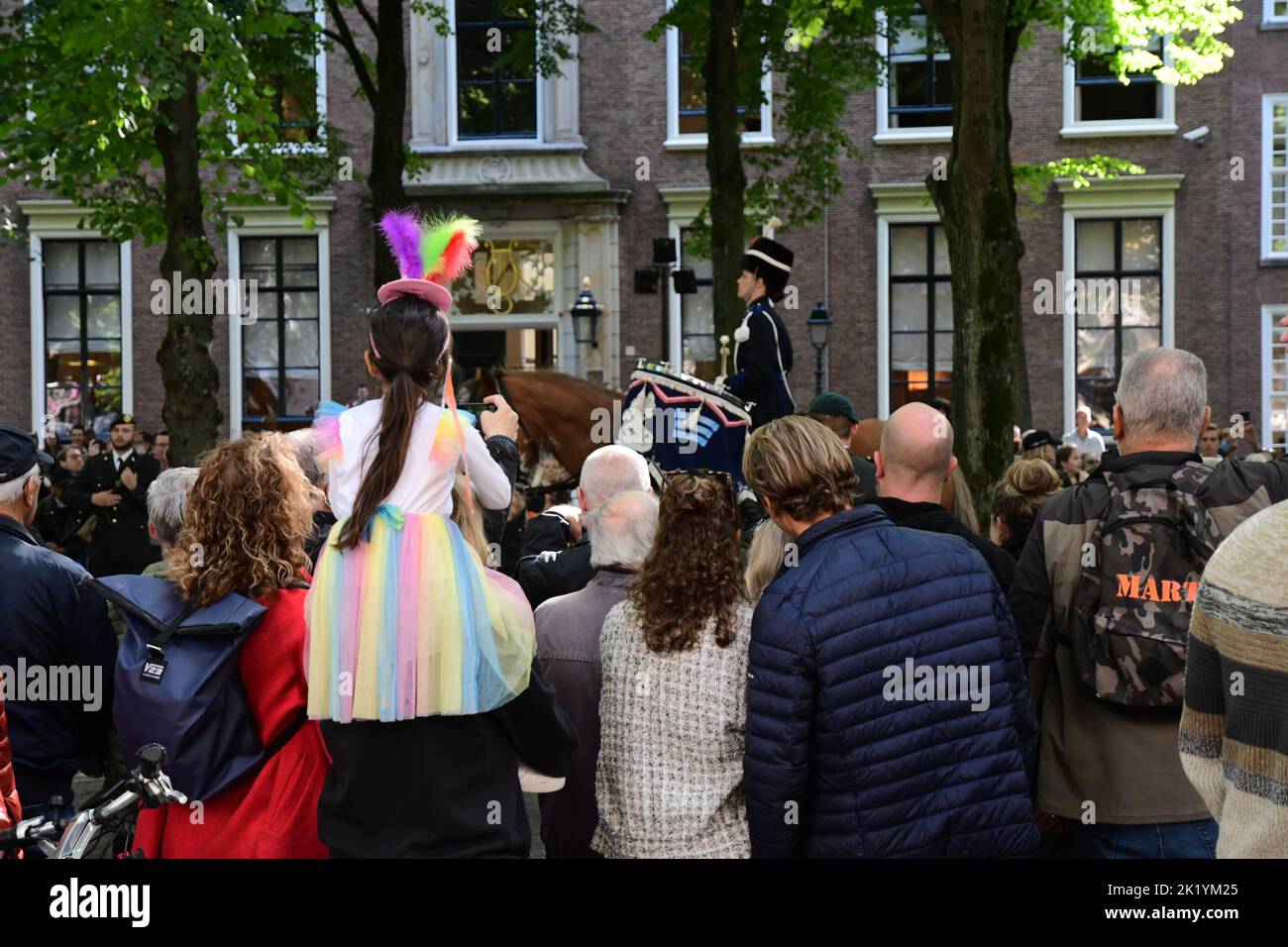 09-20-2022,Prinsjesdag ist der Tag, an dem der regierende Monarch der Niederlande eine gemeinsame Sitzung der Generalstaaten der Niederlande anspricht, um die Rede vom Thron aus zu halten. In dieser Rede werden die wichtigsten Merkmale der Regierungspolitik für die kommende Parlamentssitzung dargelegt. Stockfoto