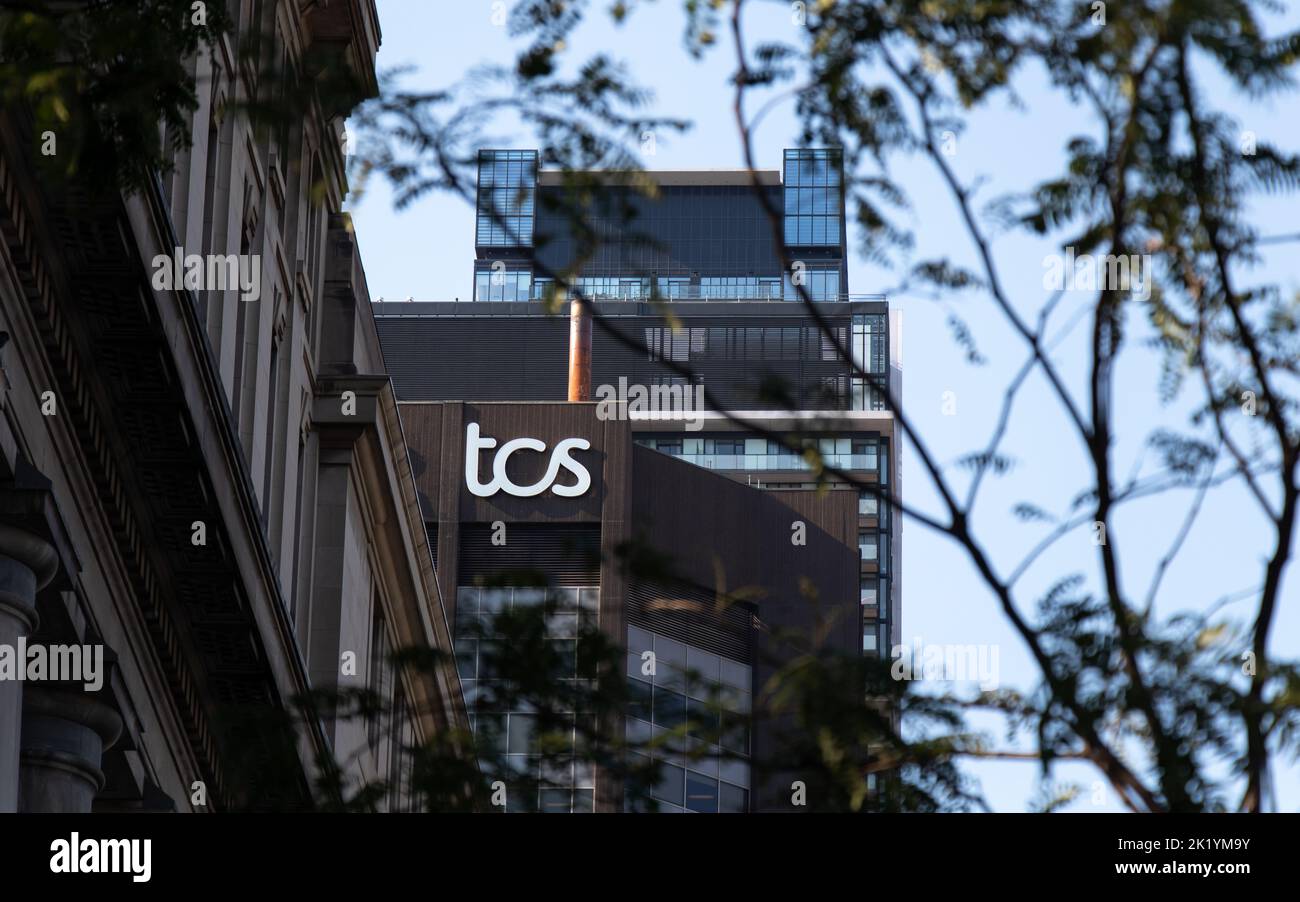 Das Tata Consultancy Services (TCS) Logo auf dem Bürogebäude in Toronto; TCS ist ein IT- und Beratungsunternehmen mit Sitz in Indien. Stockfoto