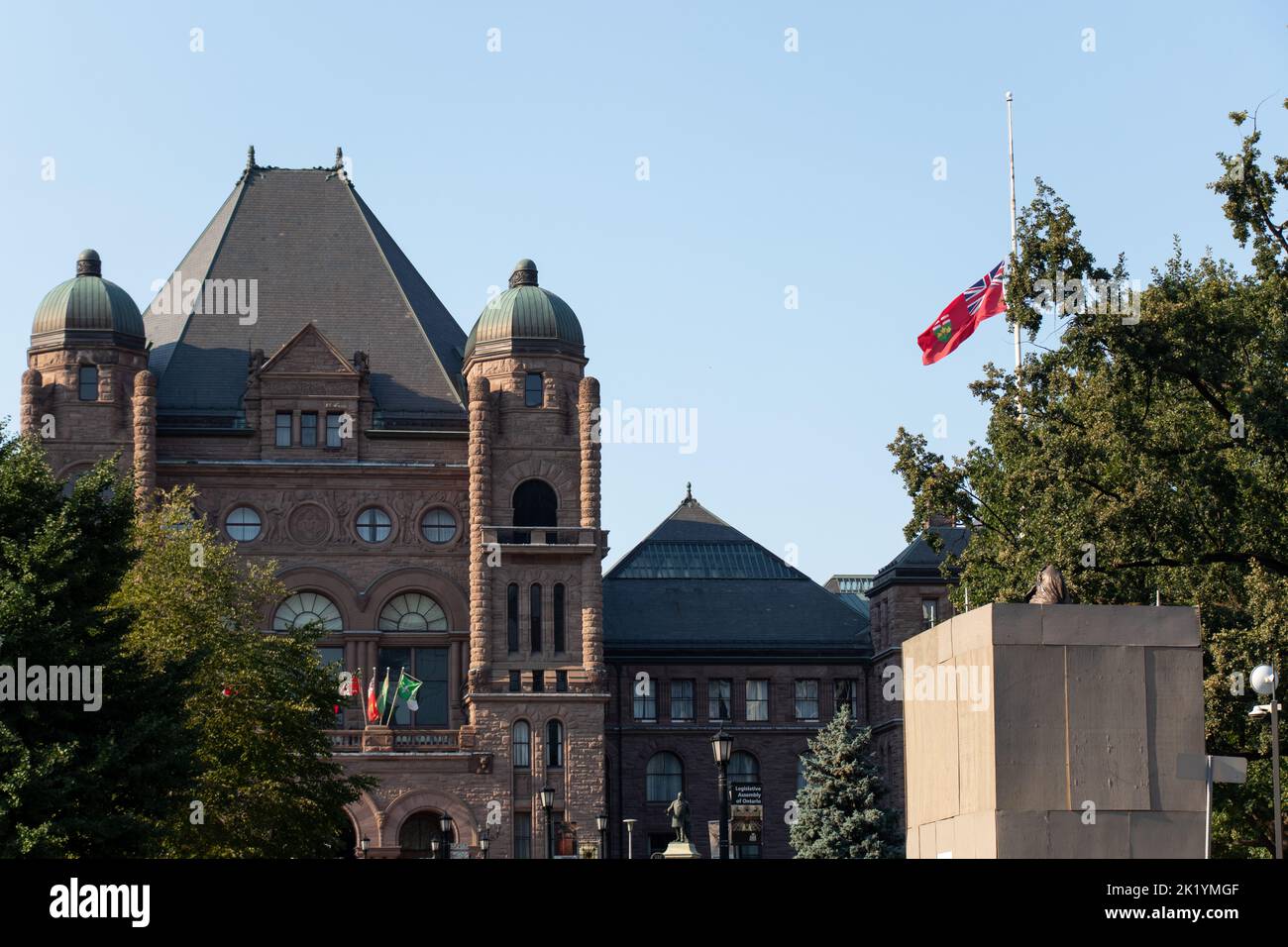 Queens Park, die Legislativversammlung von Ontario, an einem klaren und sonnigen Tag. Stockfoto