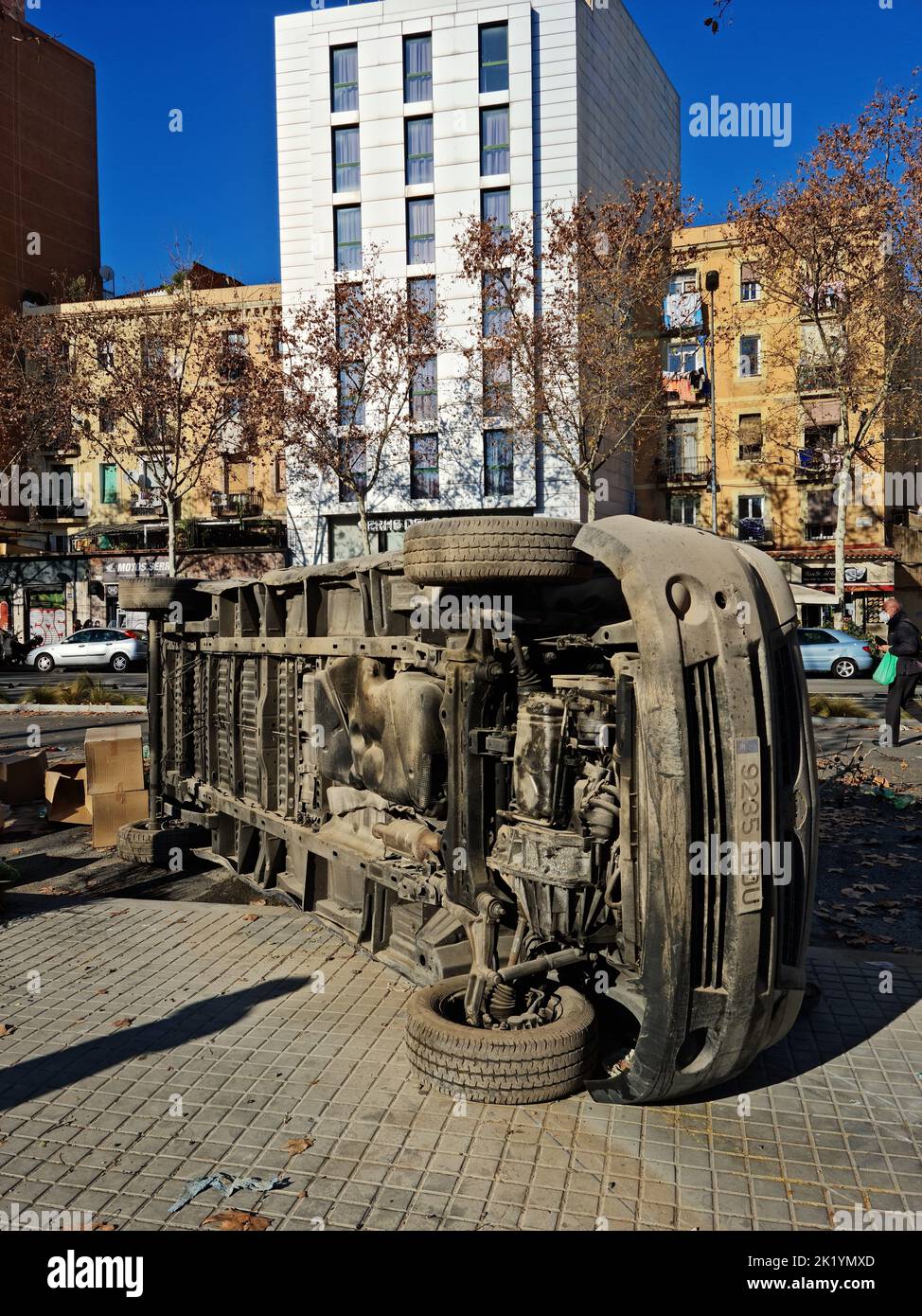 Abgestürztes Auto, umgedrehtes Auto, Straße, Gebäude Stockfoto