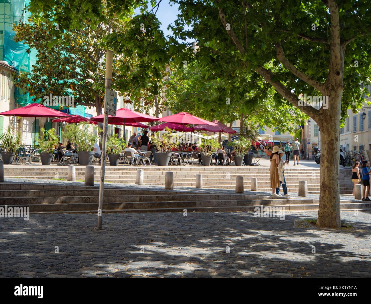 Marseille, Frankreich - Mai 15. 2022: Attraktiver Stadtplatz Place de Charite in der Altstadt Stockfoto