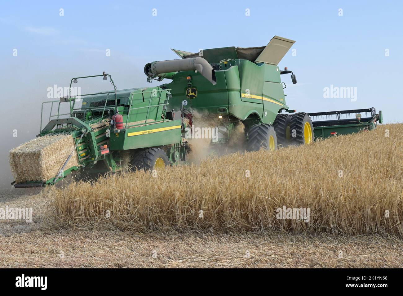 ISRAEL, Negev semi-dary Region, Ofakim, 4000 ha Farming Joint Venture von Kibbutz Ruchama, Dorot und Tselim, Gerstenernte mit John Deere Mähdrescher mit sofortiger Strohballenpresse / Israel, Negev Wüste, Ernte von Gerste mit weicher Ballenpressung auf einer 4000 Hektar Kibbutz Farm Stockfoto