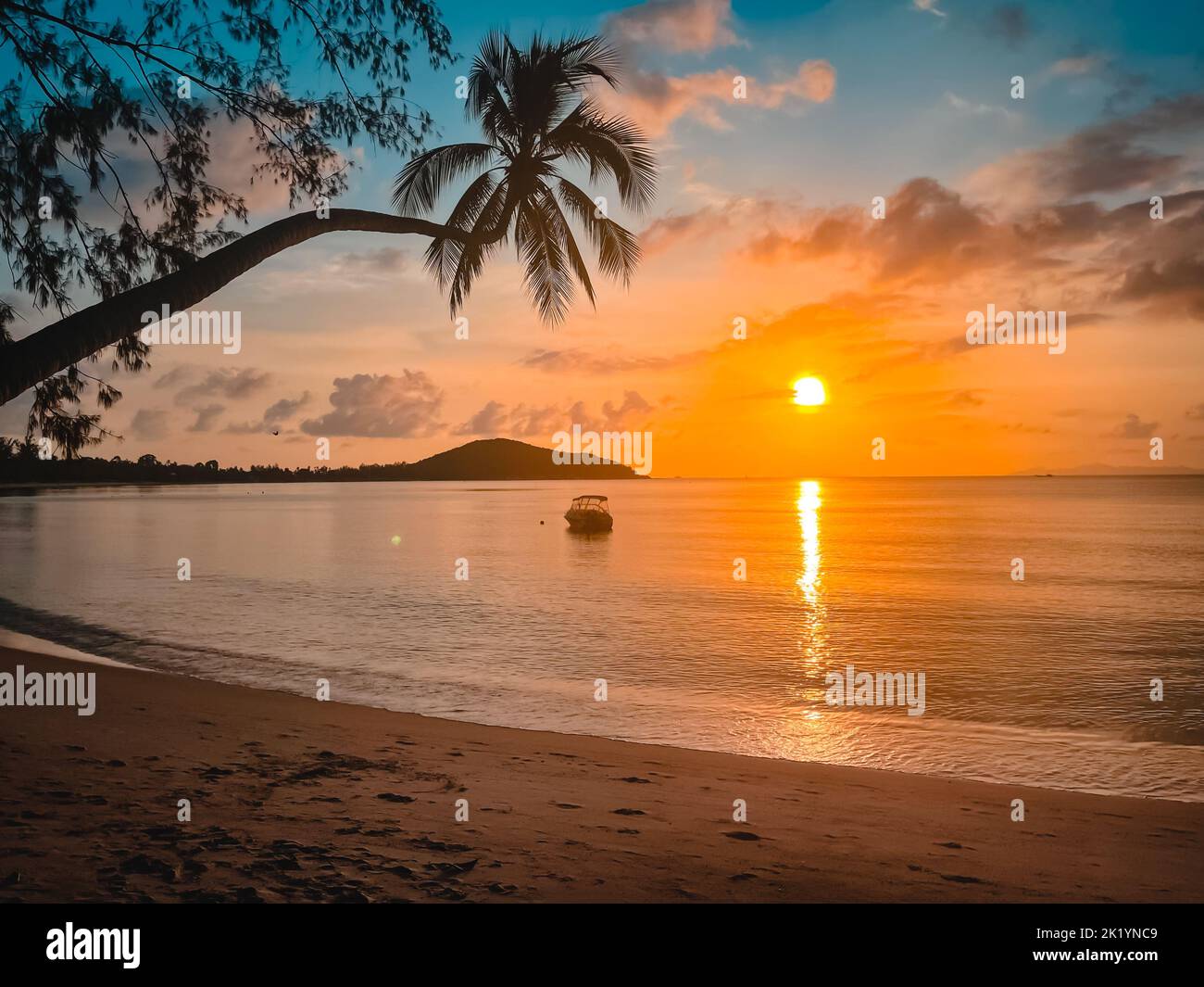 Strahlender tropischer Sonnenuntergang-Strand, ruhiges Meerwasser, Sandstrand, Silhouette des Fischerboots im orangefarbenen Sonnenlicht. Palme, Sonnenaufgang farbenfroher Hintergrund. Unglaubliche Insellandschaft. Resorturlaub, Reisekonzept Stockfoto