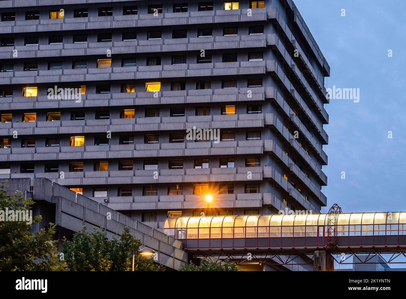 Gebäude der Universität cliniics Saint-Luc | Batiment des cliniques universitaires Saint-Luc et passerelle Stockfoto