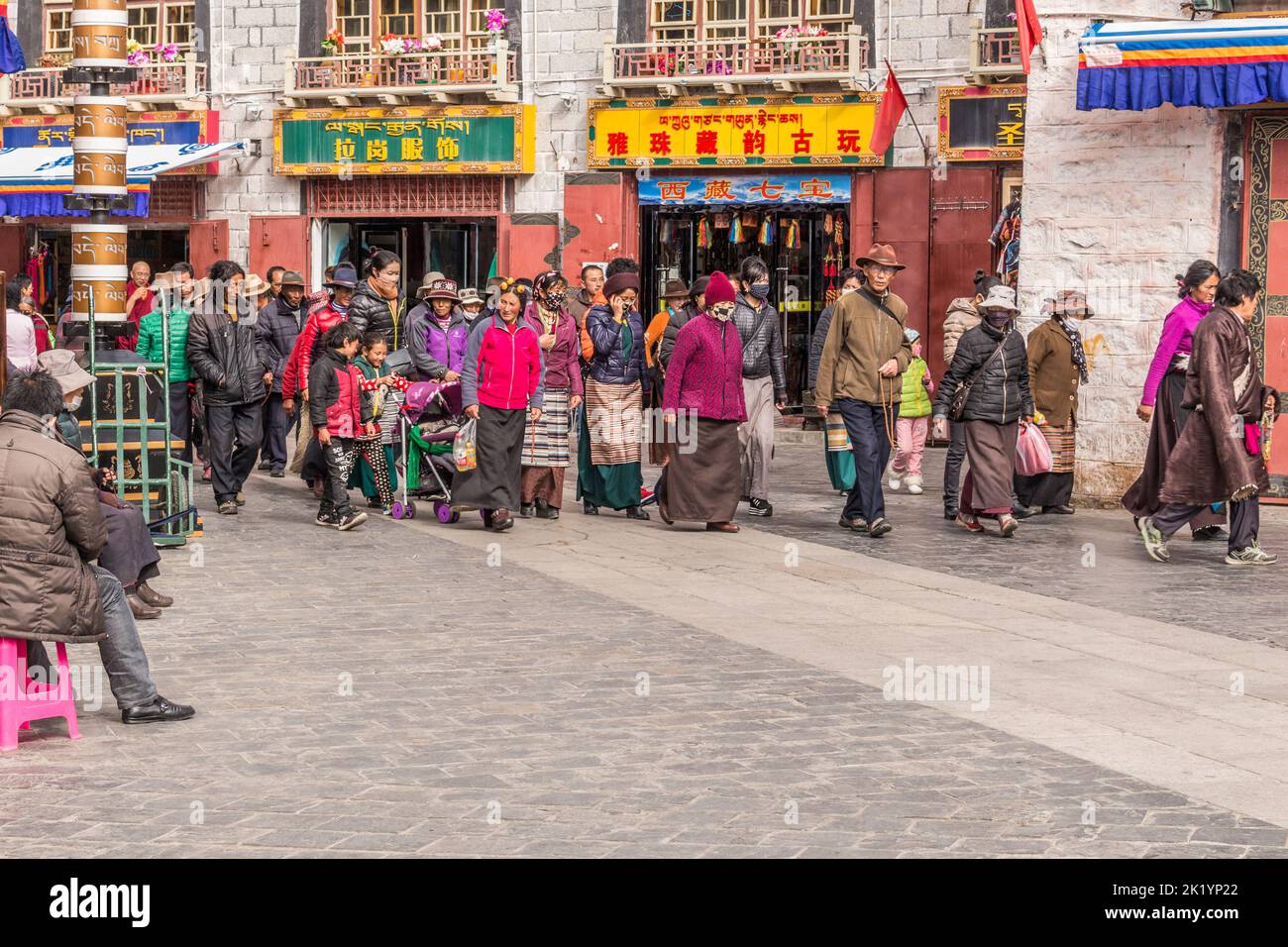 Tibetisch-buddhistische Pilger Unternehmen die Kora im Uhrzeigersinn um den Barkhor-Platz, den Jokhang-Tempel, Lhasa Tibet, China Stockfoto