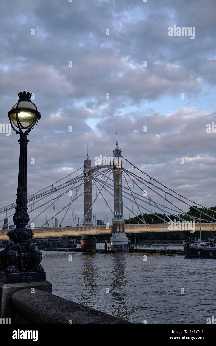 Blick auf die Albert Bridge von der Nordseite der Themse in London in der Abenddämmerung Stockfoto