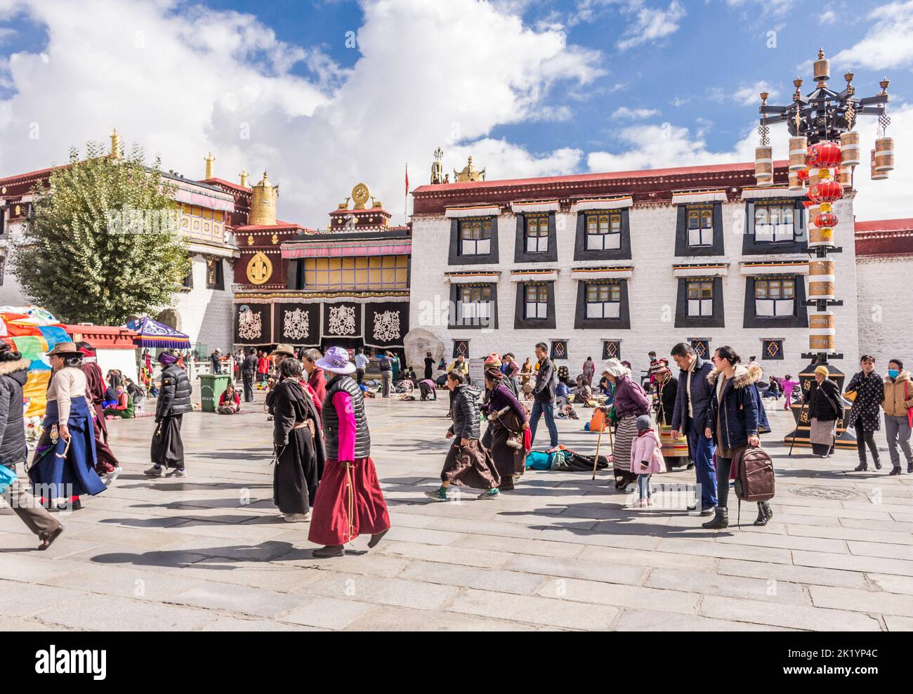 Tibetisch-buddhistische Pilger Unternehmen die Kora im Uhrzeigersinn um den Barkhor-Platz, den Jokhang-Tempel, Lhasa Tibet, China Stockfoto