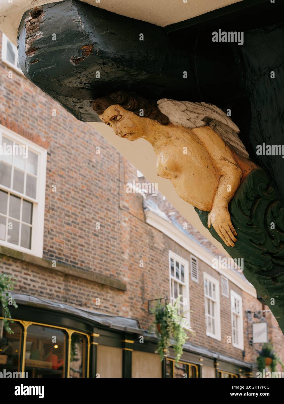 Geschnitzte Seejungferfigur aus dem 17.. Jahrhundert auf dem Gebäude in Stonegate, York, North Yorkshire, England, Großbritannien Stockfoto