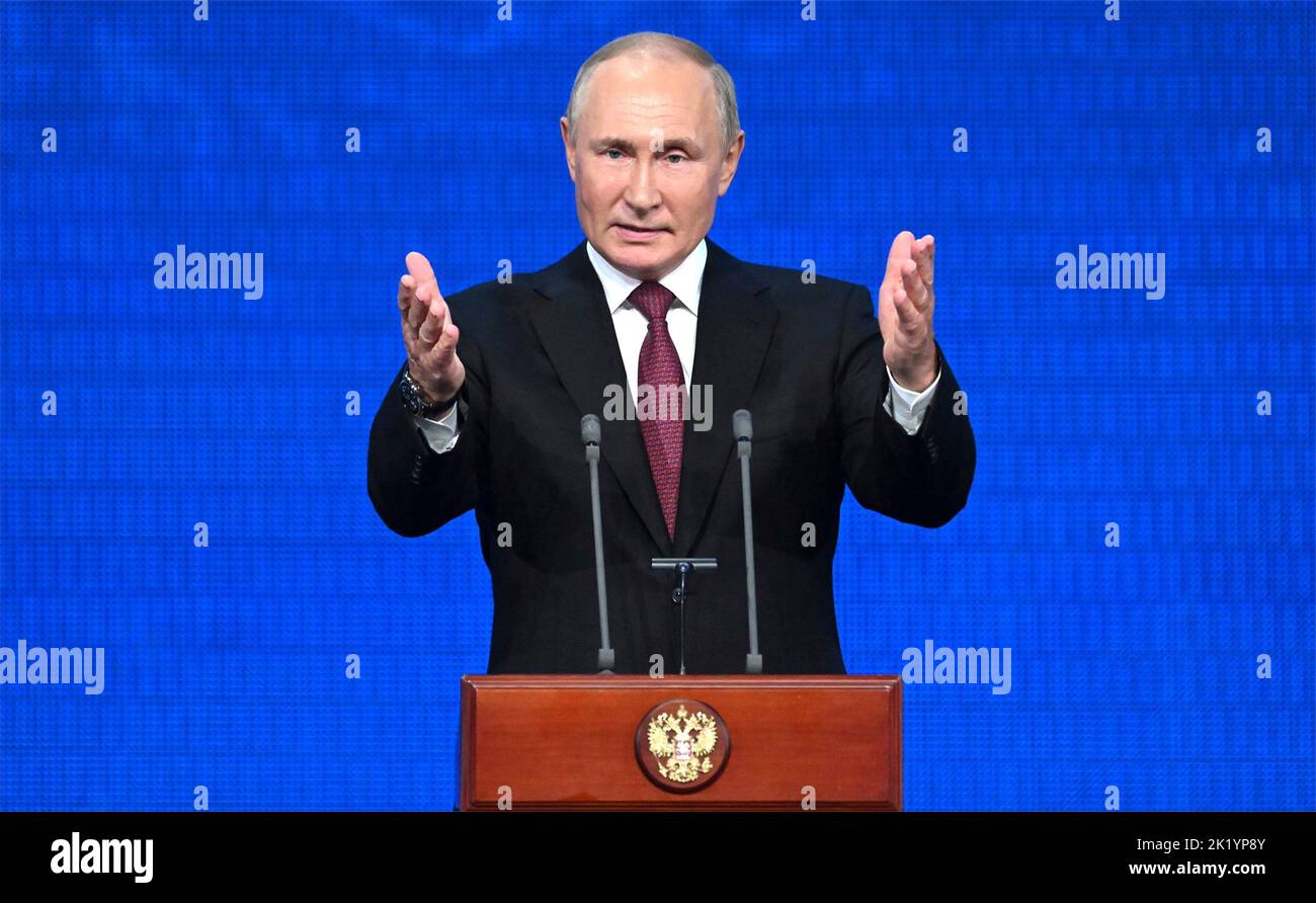 Moskau, Russland. 20. September 2022. Der russische Präsident Wladimir Putin spricht am 20. September 2022 im Staatlichen Kreml-Palast in Moskau, Russland, zu einem Ereignis anlässlich des 100.. Jahrestages der republik Adygea, Kabardino-Balkarien und Karachajewo-Tscherkasien. Quelle: Grigory Sysoev/Kremlin Pool/Alamy Live News Stockfoto