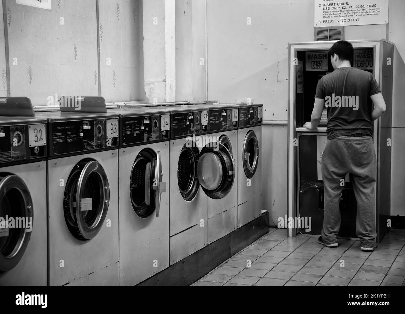 Mann, der den Waschsalon in Pimlico London benutzt Stockfoto