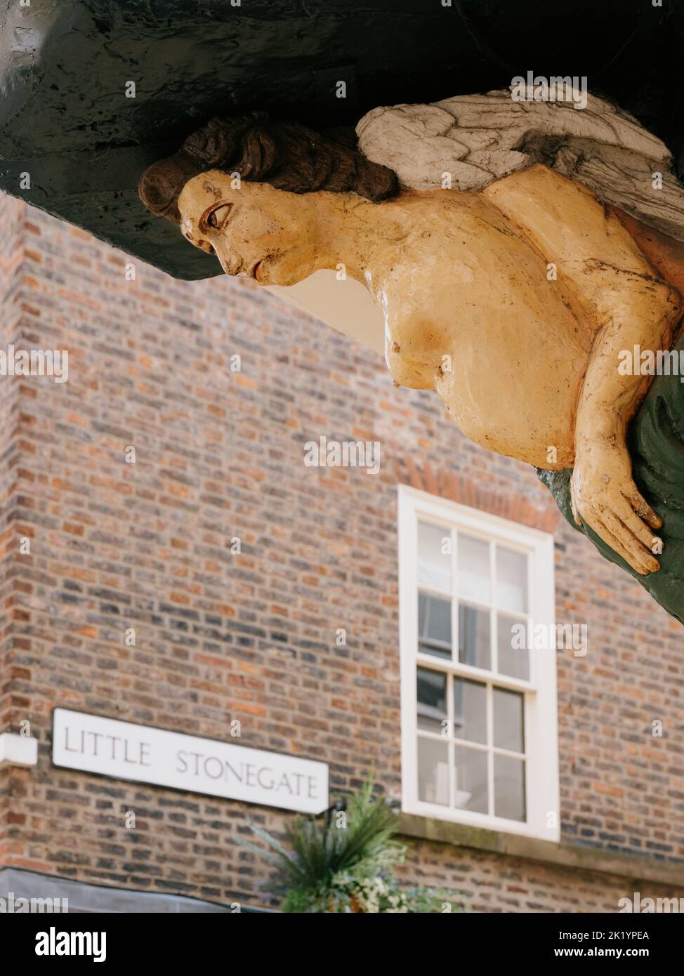 Geschnitzte Seejungferfigur aus dem 17.. Jahrhundert auf dem Gebäude in Stonegate, York, North Yorkshire, England, Großbritannien Stockfoto