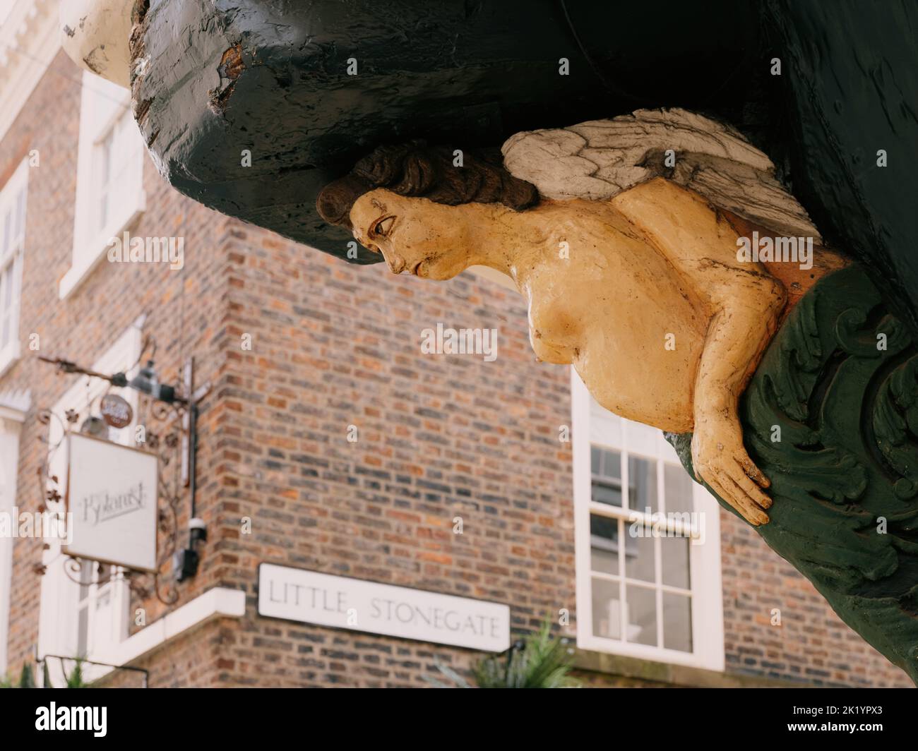 Geschnitzte Seejungferfigur aus dem 17.. Jahrhundert auf dem Gebäude in Stonegate, York, North Yorkshire, England, Großbritannien Stockfoto