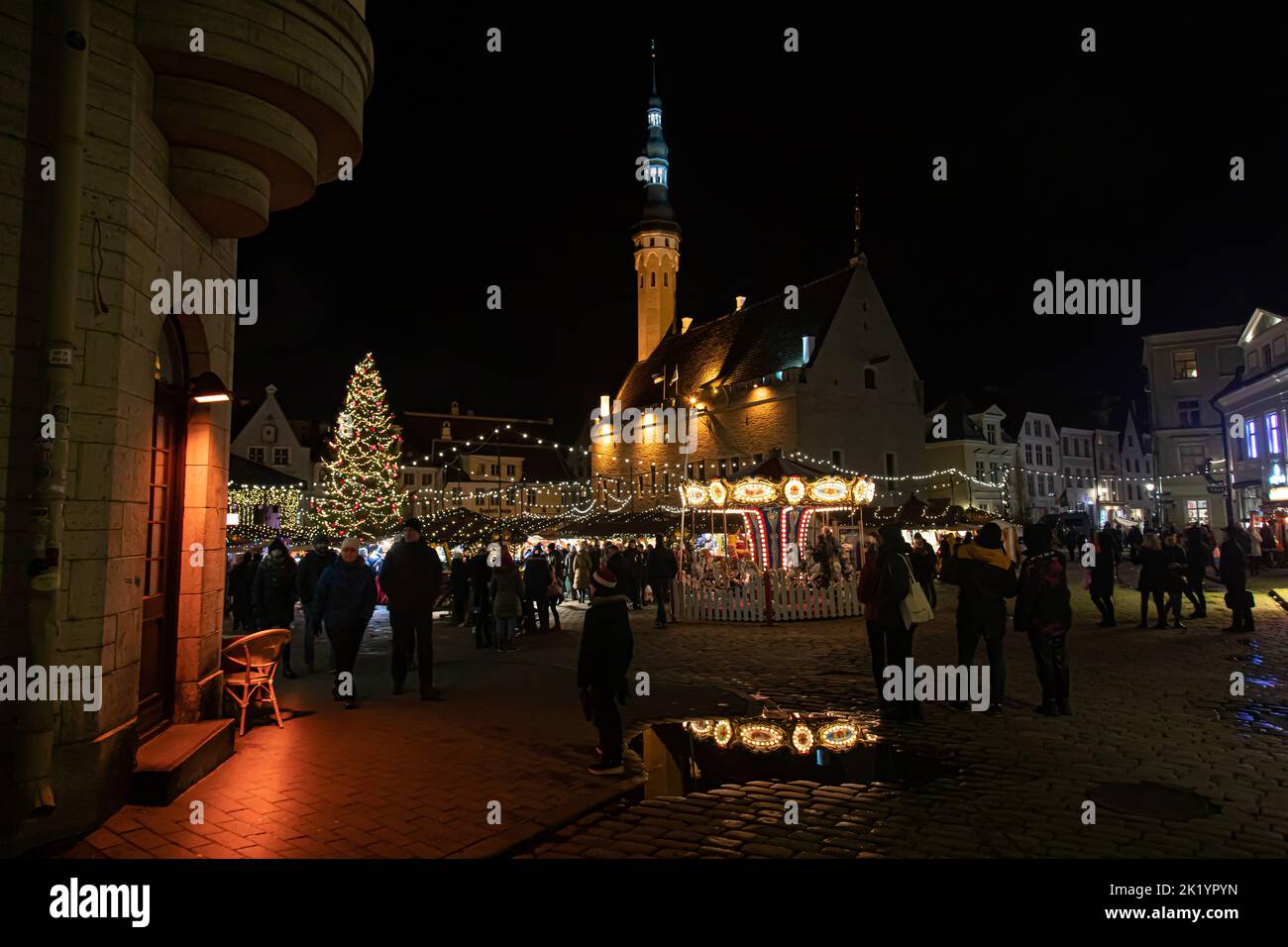 Tallinn, Estland - 4. Januar 2020: Rathausplatz voller Personen für den Weihnachtsmarkt im alten Teil des Stadtzentrums. Stockfoto