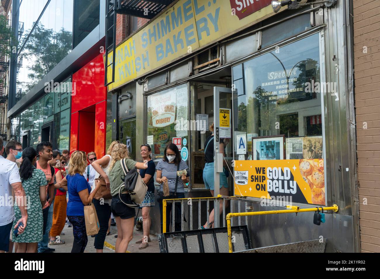 Die Bäckerei Yonah Schimmel knish befindet sich seit 1910 auf der Lower East Side von Manhattan. Es ist eines der letzten jüdischen Geschäfte jener Zeit, das überlebt hat. Stockfoto