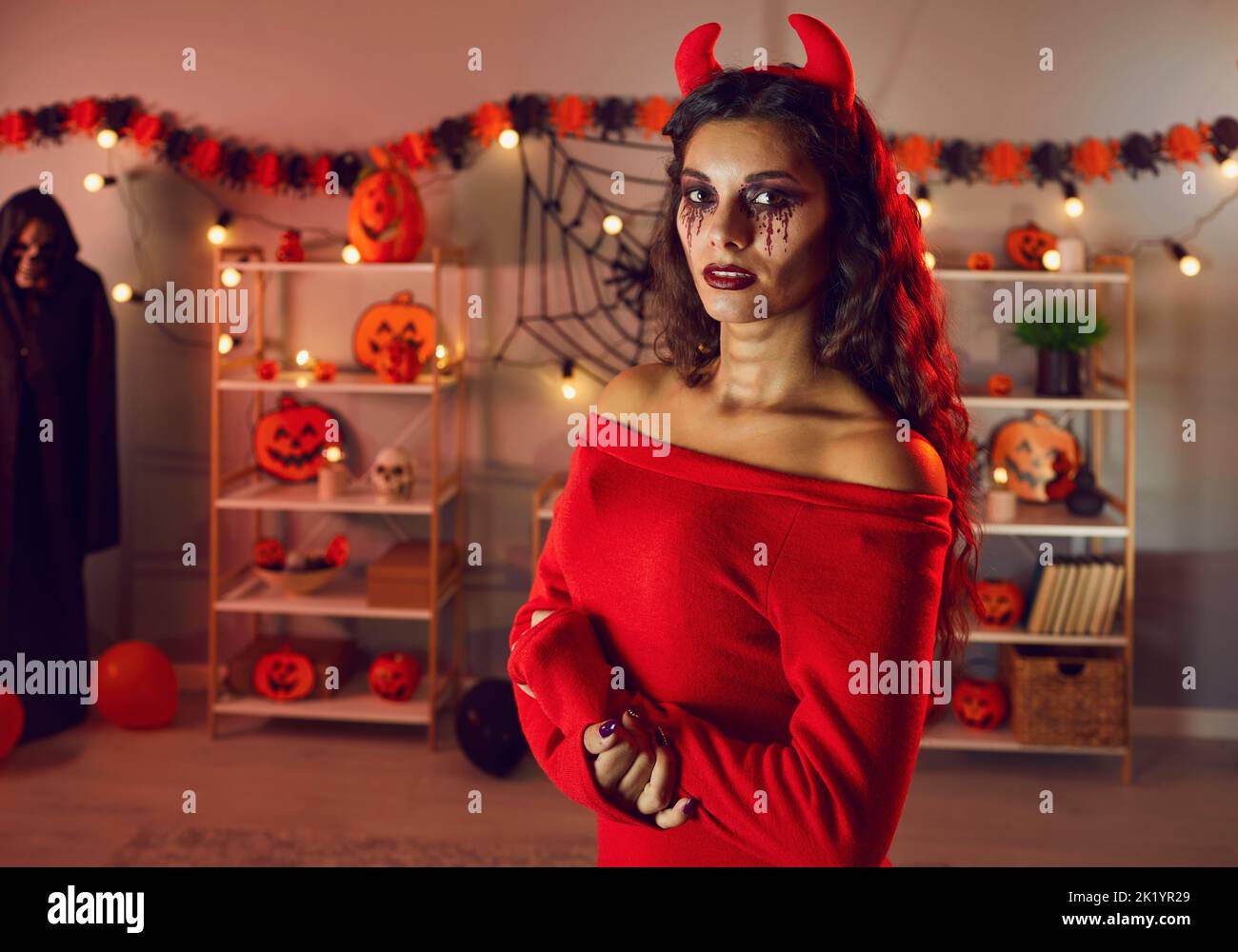 Porträt einer Frau in böser Verkleidung auf Halloween-Feier Stockfoto