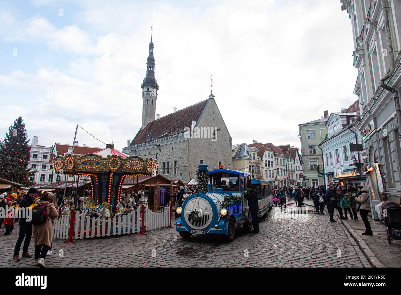 Tallinn, Estland - 4. Januar 2020: Rathausplatz voller Personen für den Weihnachtsmarkt im alten Teil des Stadtzentrums. Trainieren Sie für Kinder Stockfoto