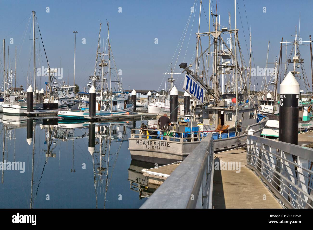 Fischerboot im Hafen von Crescent City, Schild „Thuna“, Fischer, die ihren Fisch verkaufen, Albacore Thuna „Thunnus alalunga“. Stockfoto