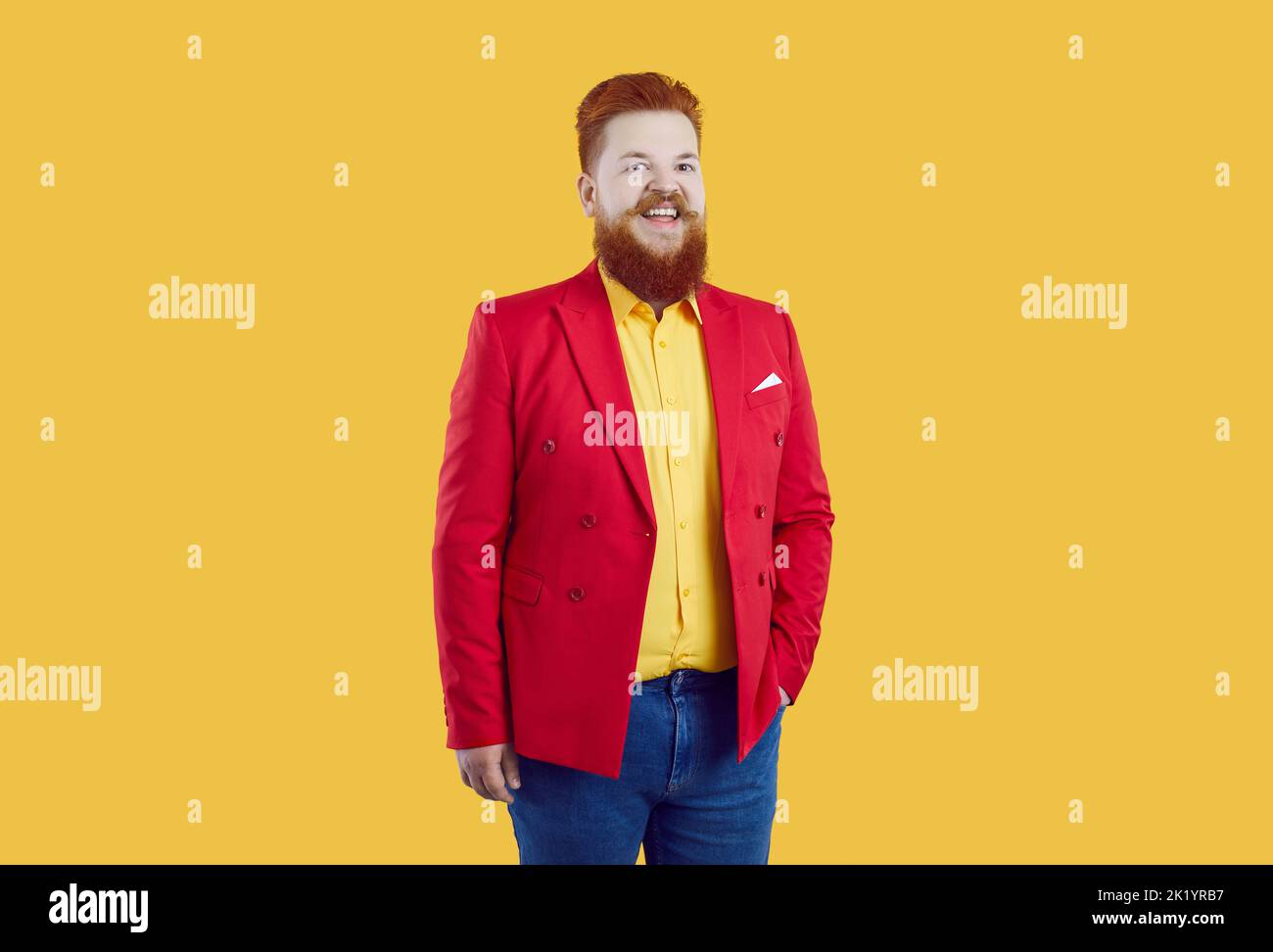 Glücklich Fett Ingwer Mann trägt lustige Outfit isoliert auf gelbem Hintergrund Stockfoto