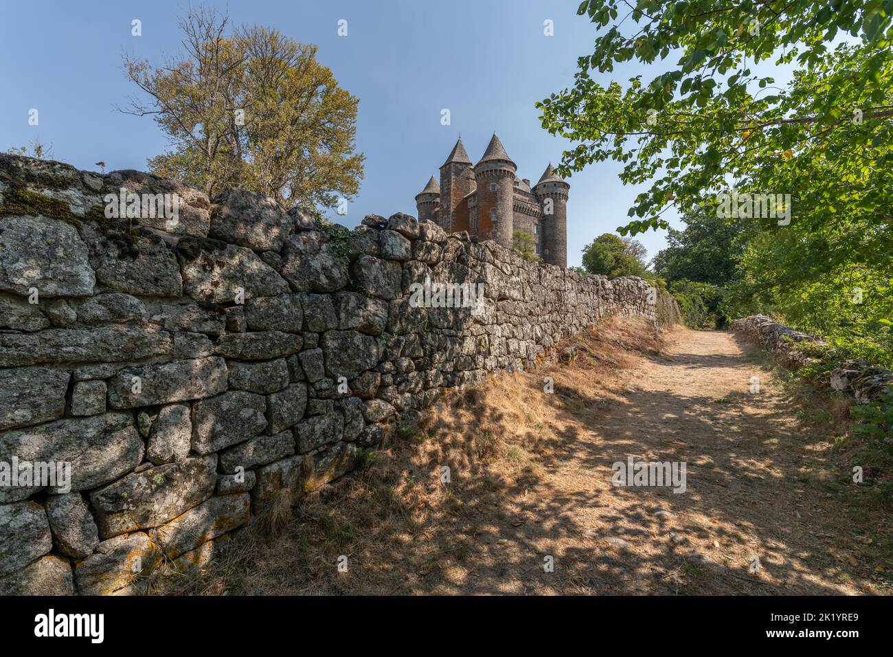 Schloss Bousquet aus dem 14.. Jahrhundert, klassifiziert als historisches Monument. Montpeyroux, Aveyron, Frankreich. Stockfoto