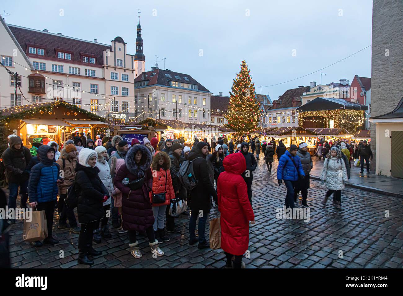 Tallinn, Estland - 4. Januar 2020: Rathausplatz voller Personen für den Weihnachtsmarkt im alten Teil des Stadtzentrums Stockfoto