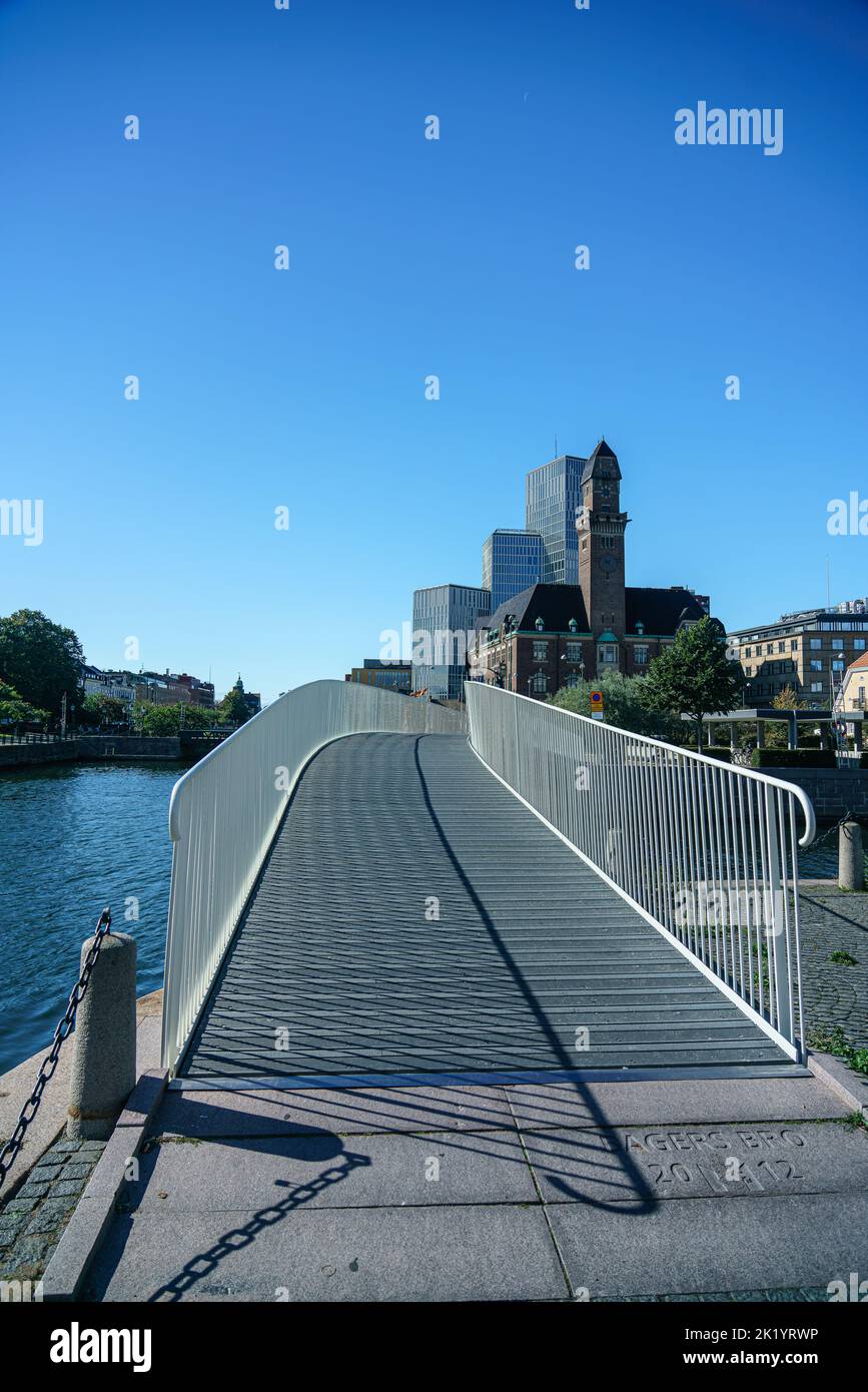 Malmö, Schweden - 20 Sep, 2022: Gestaltete moderne Fußgängerbrücke über das Wasser Stockfoto