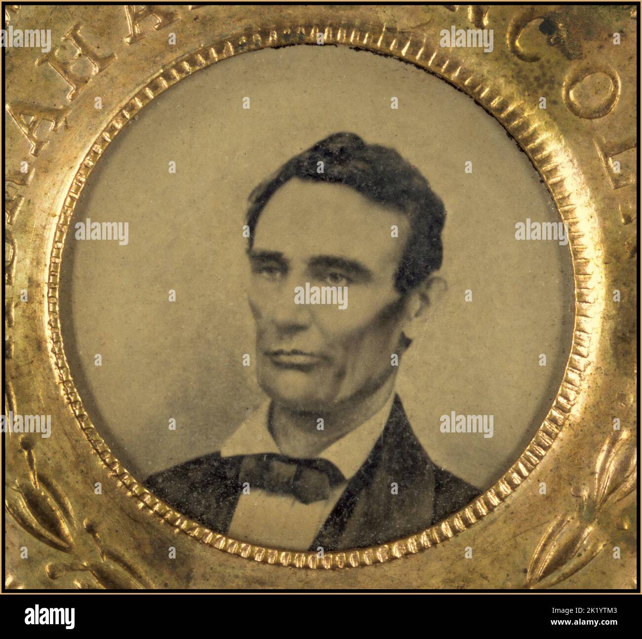 Wahlkampfknopf für Abraham Lincoln, 1860. Hochformat wird in Weißform angezeigt. Die Rückseite des Knopfes ist ein Tintype des Laufgefährten Hannibal Hamlin. Eines der frühesten Beispiele von fotografischen Bildern auf politischen Knöpfen. Datum 1860 Stockfoto