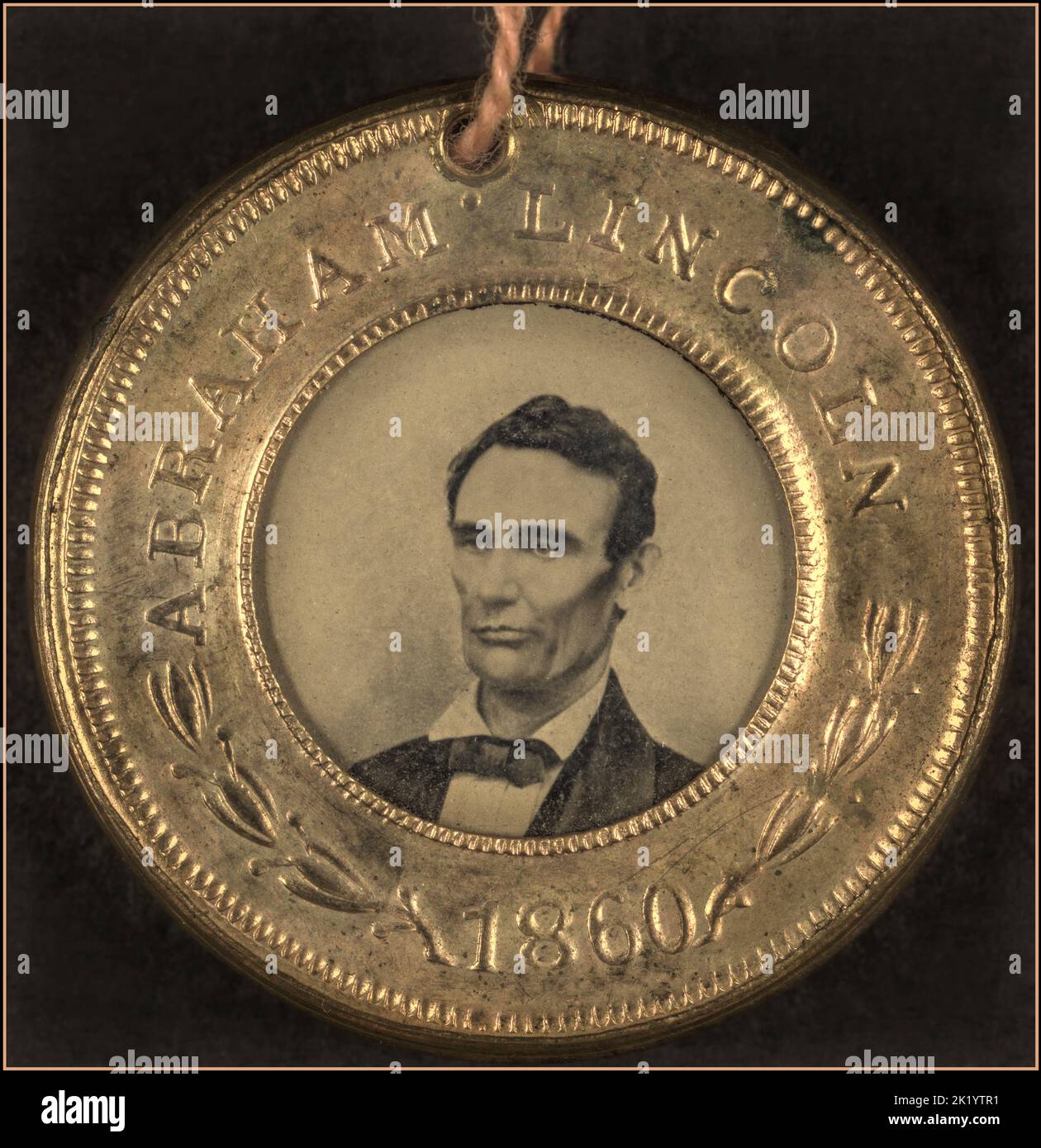 LINCOLN Presidential Campaign Button für Abraham Lincoln, 1860. Hochformat wird in Weißform angezeigt. Die Rückseite des Knopfes ist ein Tintype des Laufgefährten Hannibal Hamlin. Eines der frühesten Beispiele von fotografischen Bildern auf politischen Knöpfen. Datum 1860 Stockfoto