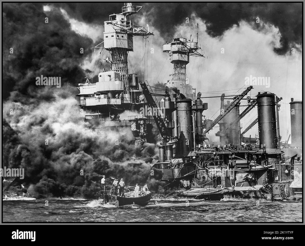 PEARL HARBOR JAPANISCHE GREIFEN WW2 kleines Boot an, das einen Seemann im Wasser von der brennenden USS West Virginia in Pearl Harbor rettet Datum 7. Dezember 1941 Stockfoto
