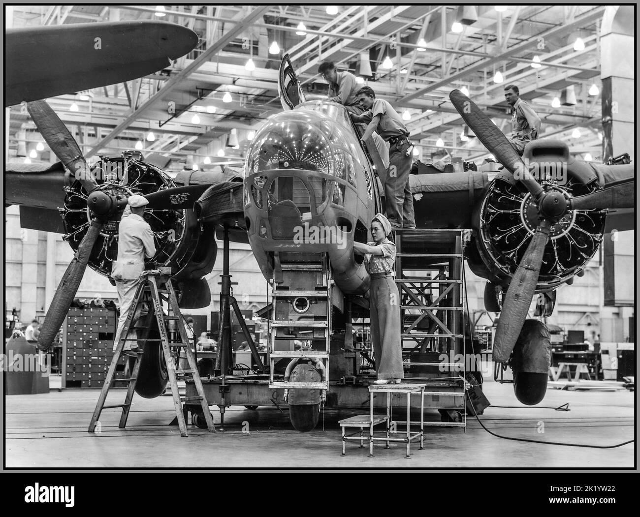 WW2 Bomber Aircraft Production USA erfahrene Fließbandarbeiter beider Geschlechter, Männer und Frauen, tragen zur Kriegsarbeit von A-20-Bombern in der Douglas-Flugzeugfabrik in Long Beach, Kalifornien, bei Amerika USA Datum ca. Oktober 1942 Stockfoto