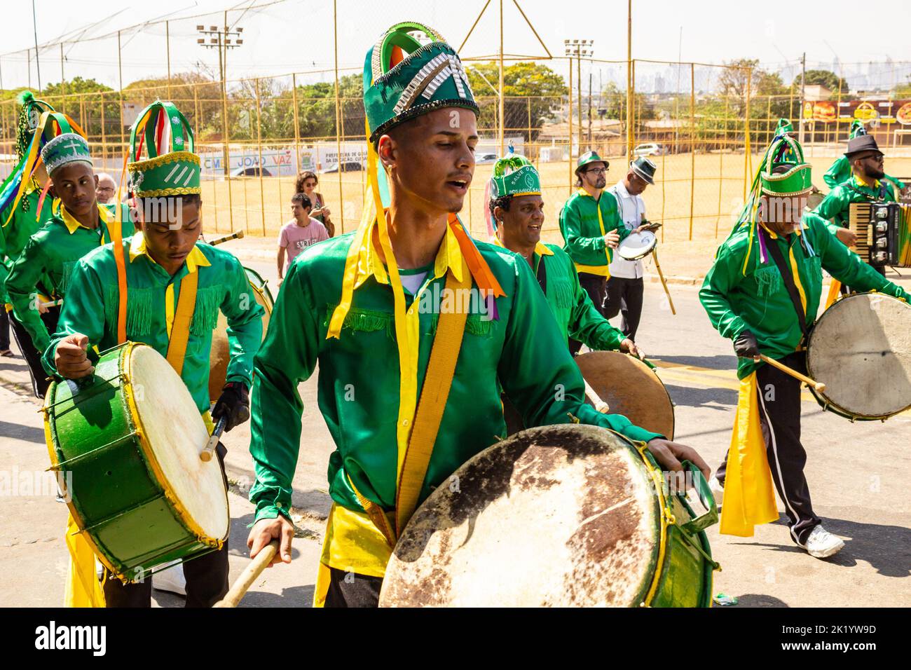 Goiânia, Goias, Brasilien – 11. September 2022: Nachtschwärmer in grüner Kleidung, tanzen und spielen Perkussionsinstrumente während der Congadas. Stockfoto