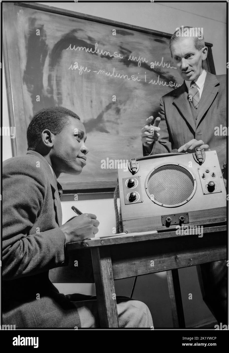 Post WW2 1946 Afrikanischer Student an der School of Oriental and African Studies, London, England, Großbritannien, 1946 Afrikanischer Schuljunge hört sich mit seinem Lehrer eine Sprachaufzeichnung an der School of Oriental and African Studies an. 1946 Stockfoto