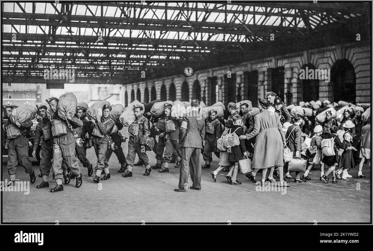 WW2 Waterloo Station London mit eintreffenden Truppen, um mit Nazi-Deutschland in den Krieg zu ziehen, als Kinder aus London evakuiert werden, verlassen sie den Empfangsbereich. Weiter zu den Zügen, die von den Blitzbomben in London evakuiert wurden. Cab Road, Waterloo Station, London, England. Stockfoto
