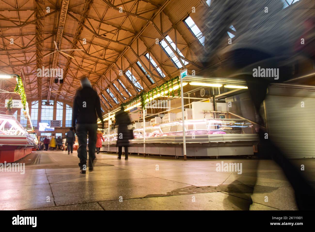 RGA, Lettland - 31. Dezember 2019: Personen zu Fuß in Riga zentraler Markt, beliebte Touristenattraktion, in alten Zeppelin-Hangars gebaut Stockfoto
