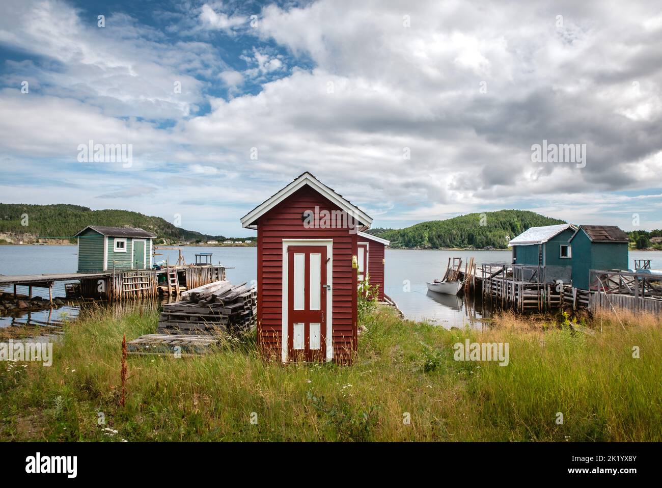 Rote und grüne Fischschuppen in ländlichen Gemeinden am Meer. Stockfoto