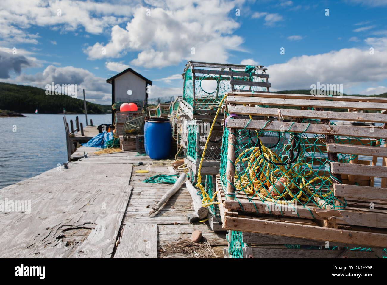 Hummertöpfe stapelten sich auf dem Dock in der Fischergemeinde Neufundland. Stockfoto