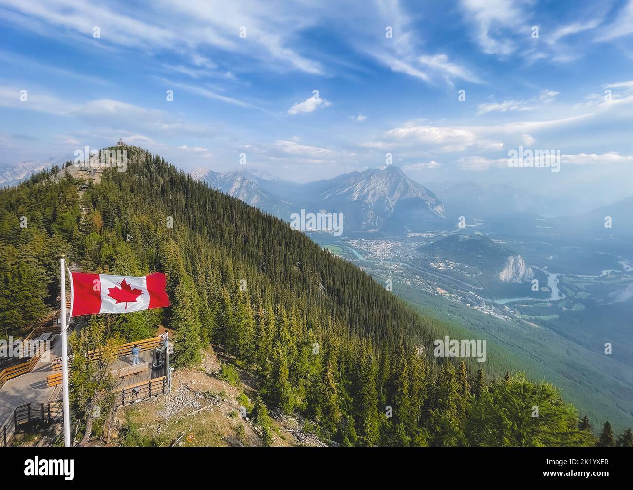 Blick vom Gipfel des Sulphur Mountain in Banff in Alberta, Kanada. Stockfoto