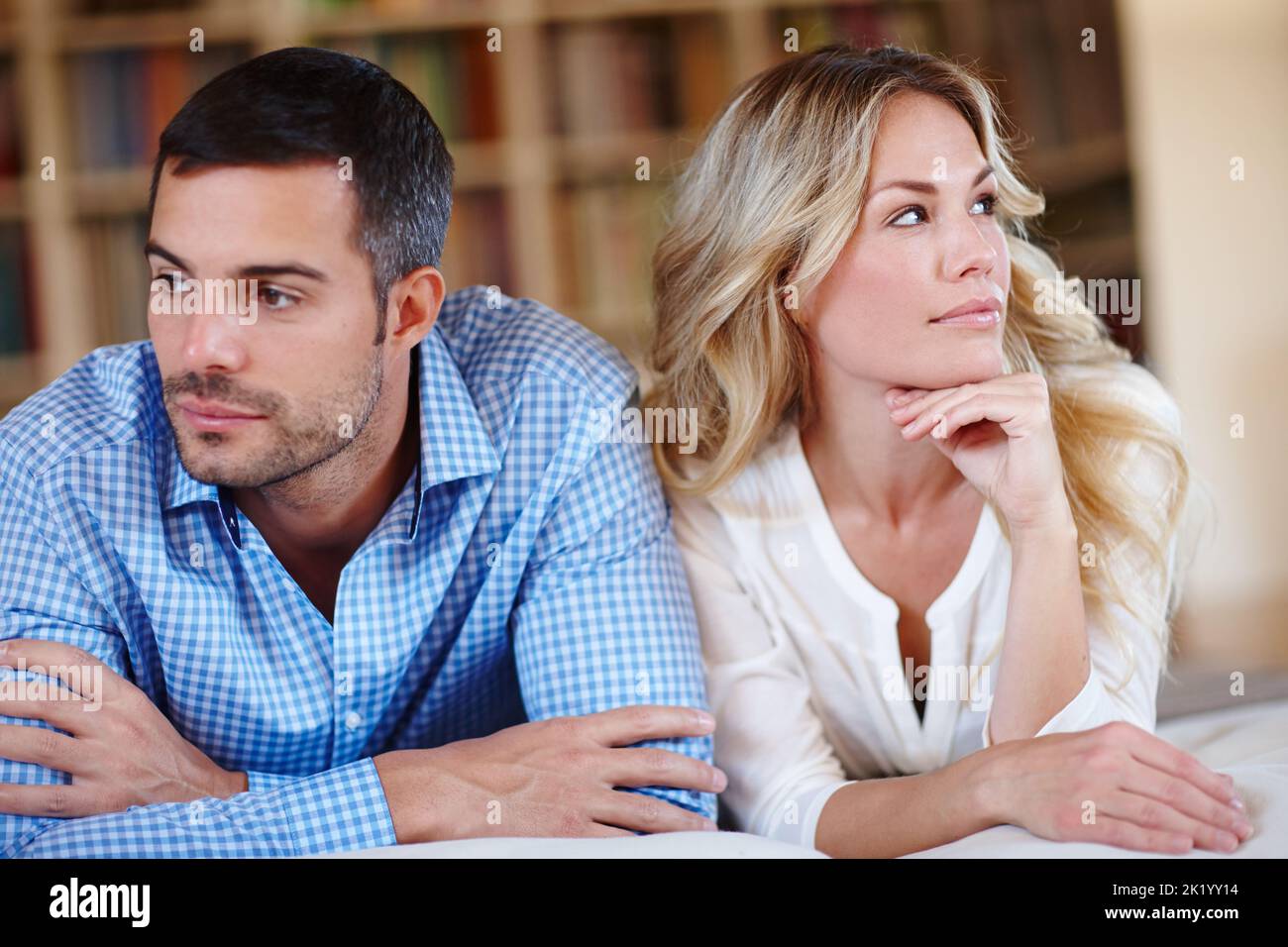 Jedes Paar hat manchmal seine Unterschiede. Ein junges Paar mit Beziehungsproblemen sitzt zu Hause. Stockfoto