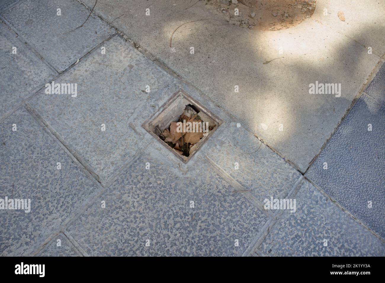 Bild einer Falle, die auf einem Bürgersteig eines Spaziergangs in einer Stadt schlecht bedeckt oder gebrochen ist Stockfoto