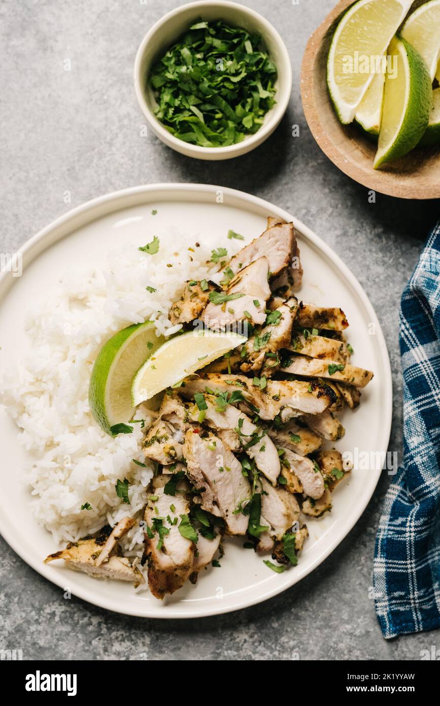 Koriander Lime Chicken mit Reis Stockfoto