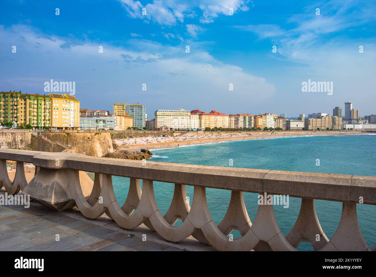 Panoramablick auf den Strand von Orzan und die Stadt La Coruna, in der Region Galizien in Spanien. Stockfoto