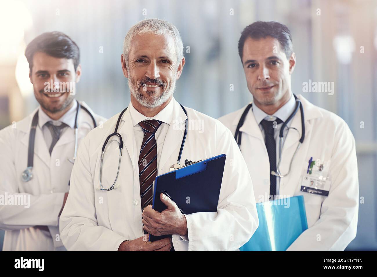 Das Team, das sich darum kümmert. Ein medizinisches Team, das im Krankenhausflur steht. Stockfoto