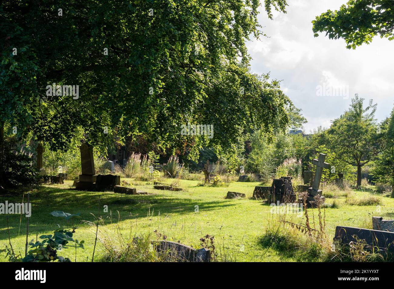 Ein typischer christlicher Friedhof in einem grünen Feld Stockfoto
