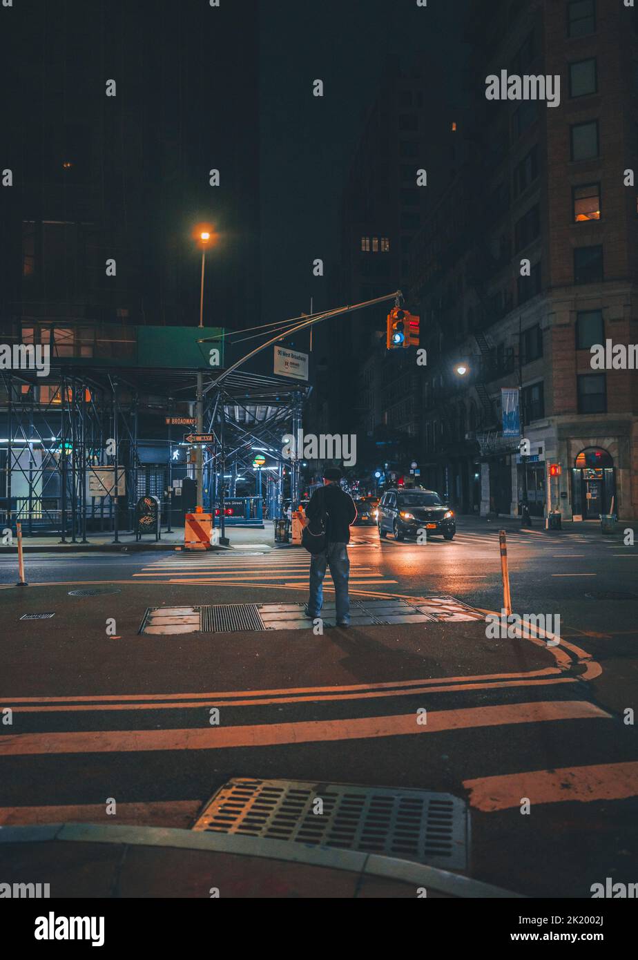 Zeitraffer des Verkehrs in der Nacht Menschen Männer Lichter Auto New York City Stockfoto